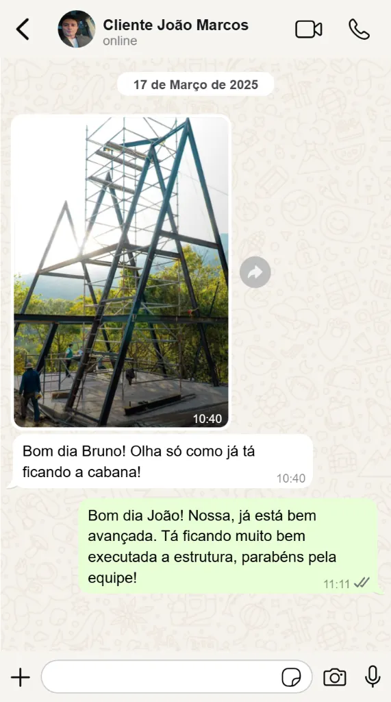 Conversa com o cliente João Marcos, mostrando a estrutura em obra.