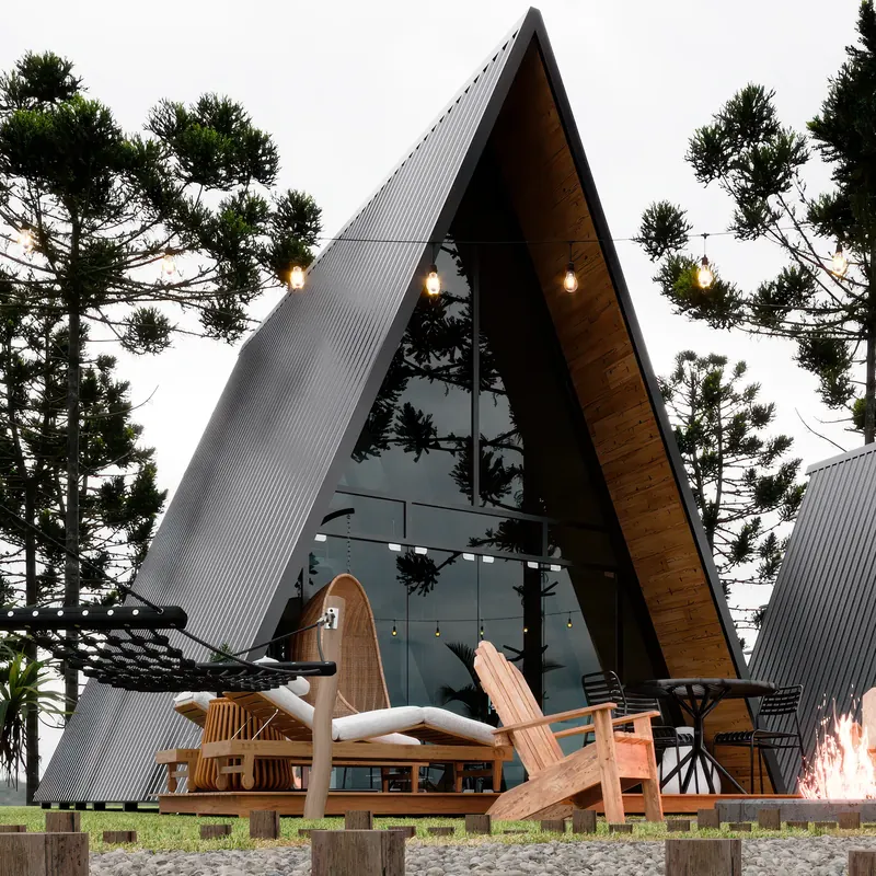 A cabana A-Frame vista de frente, com o deck e a área externa.